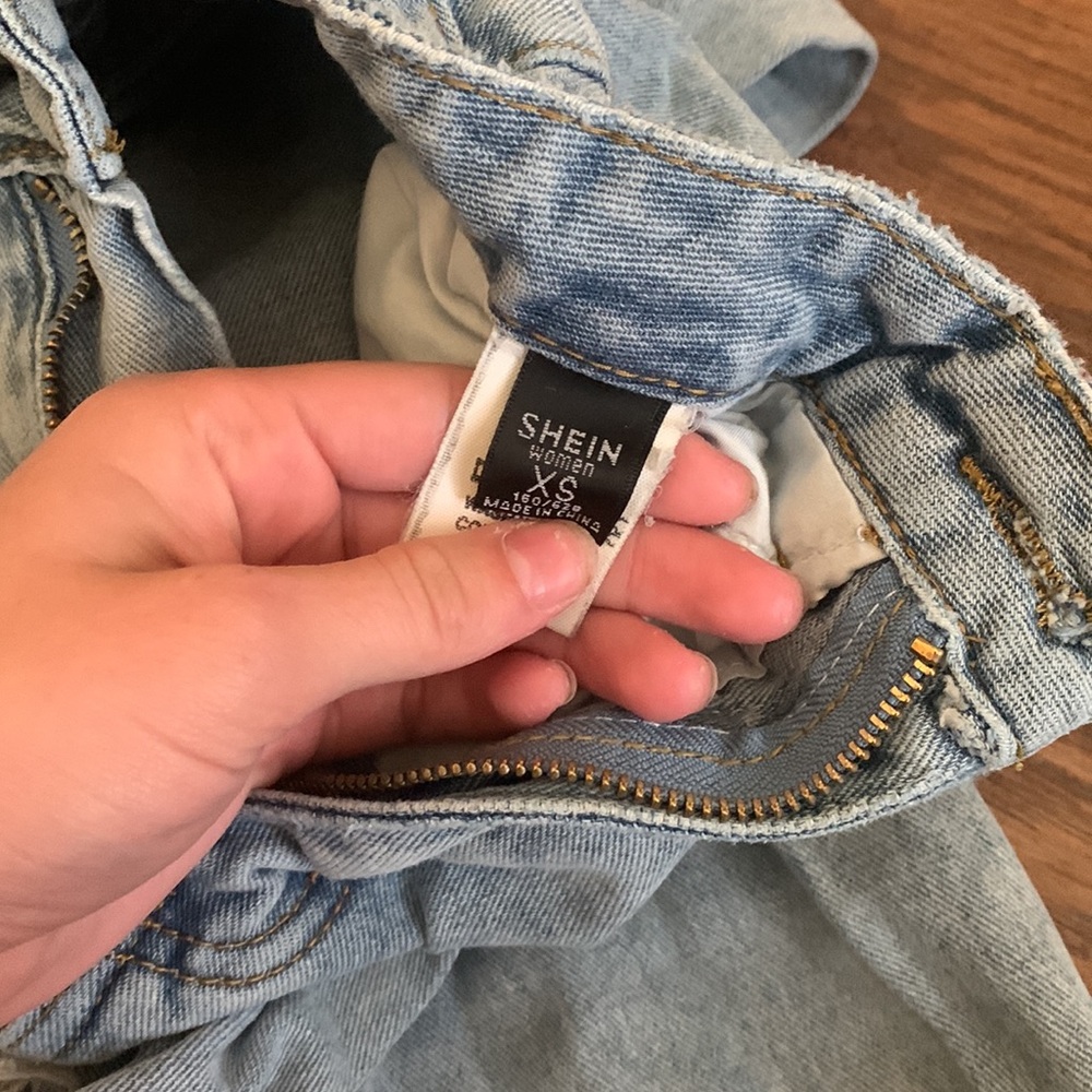 Distressed Ripped High Rise Jeans - Picture 3 of 3